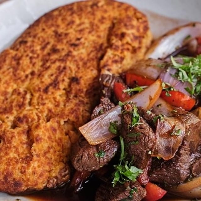 Tacu tacu lomo saltado.