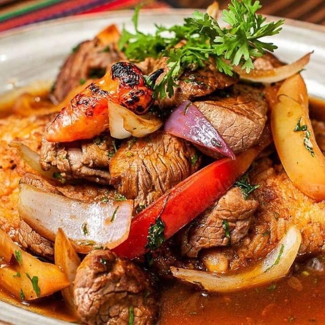 Tacu tacu pollo saltado.