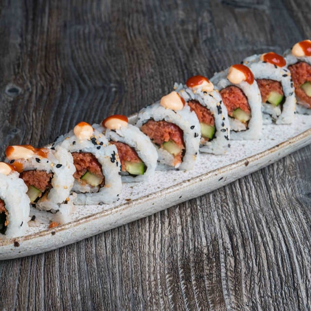 SPICY TUNA ROLL.