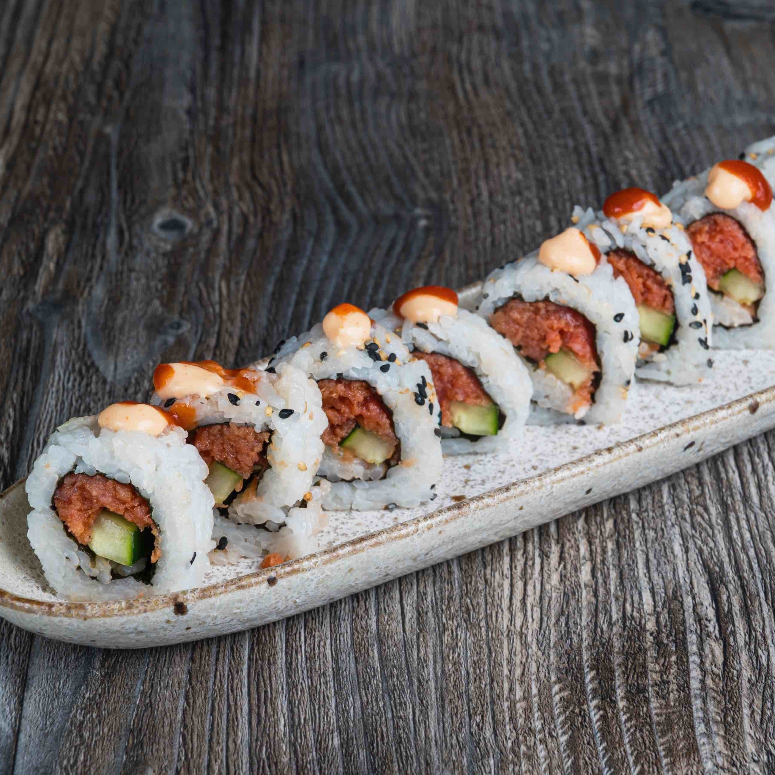 SPICY TUNA ROLL.