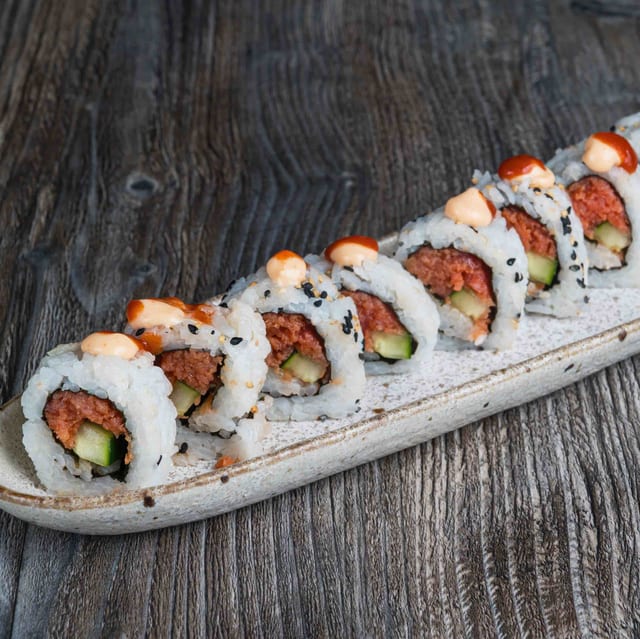 SPICY TUNA ROLL.